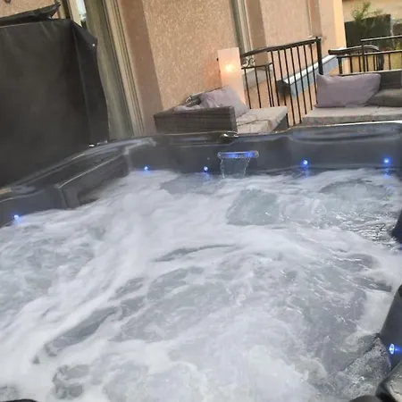 Chalet Zen Avec Son Jacuzzi Et Jardin *