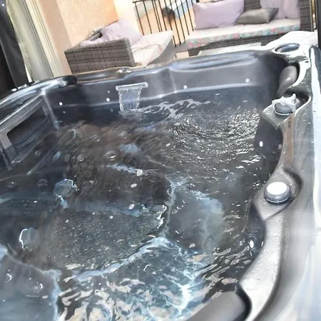 Holiday home Chalet Zen Avec Son Jacuzzi Et Jardin Pont-du-Chateau