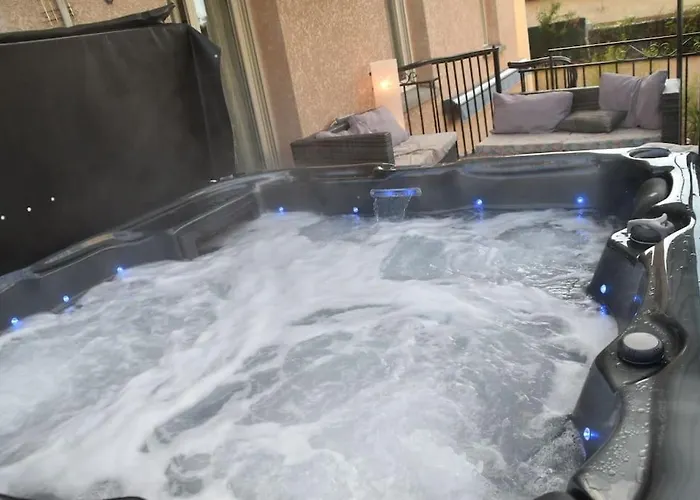 Chalet Zen Avec Son Jacuzzi Et Jardin *