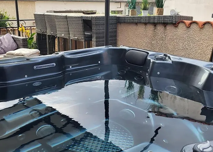 Chalet Zen Avec Son Jacuzzi Et Jardin بيت للعطل